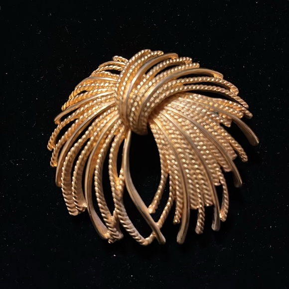 Gold Color Unique Design Brooch - Picture 5 of 16
